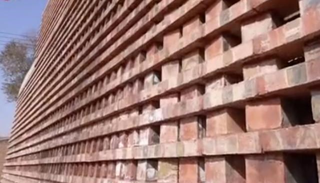 132万红砖房后续：老人房子开始反碱多处破损，设计师住房被调查