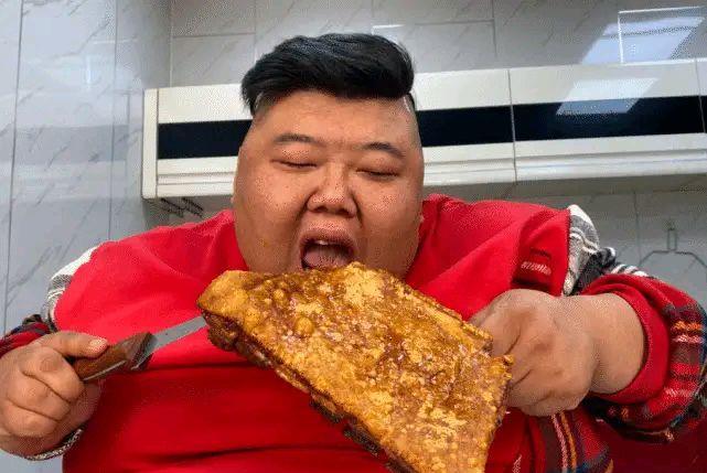 网红吃播胖猴仔自爆违约金协议,不吃就赔钱?呼吸困难吸氧也得吃