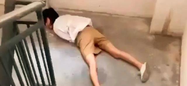 寂寞的烟历史谈 广西一年轻漂亮女子两腿张开，喝酒宿醉在楼道，画面看着让人心酸