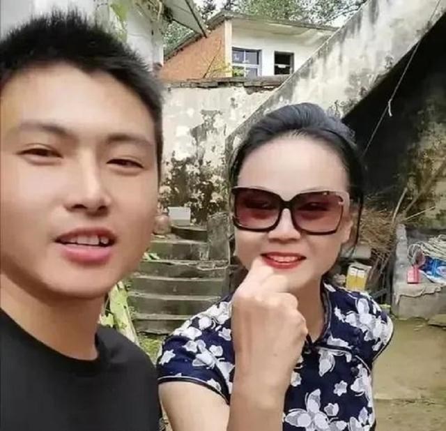 成都56岁大妈嫁30岁小伙,名下多套房产,想通过手术为小伙生孩子