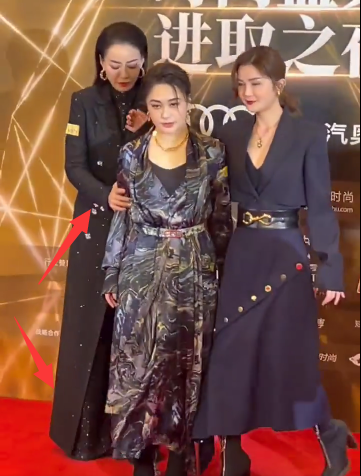 霍汶希|霍汶希身材气质颜值都艳压阿娇阿Sa！一个手势表露她绝对领导权！