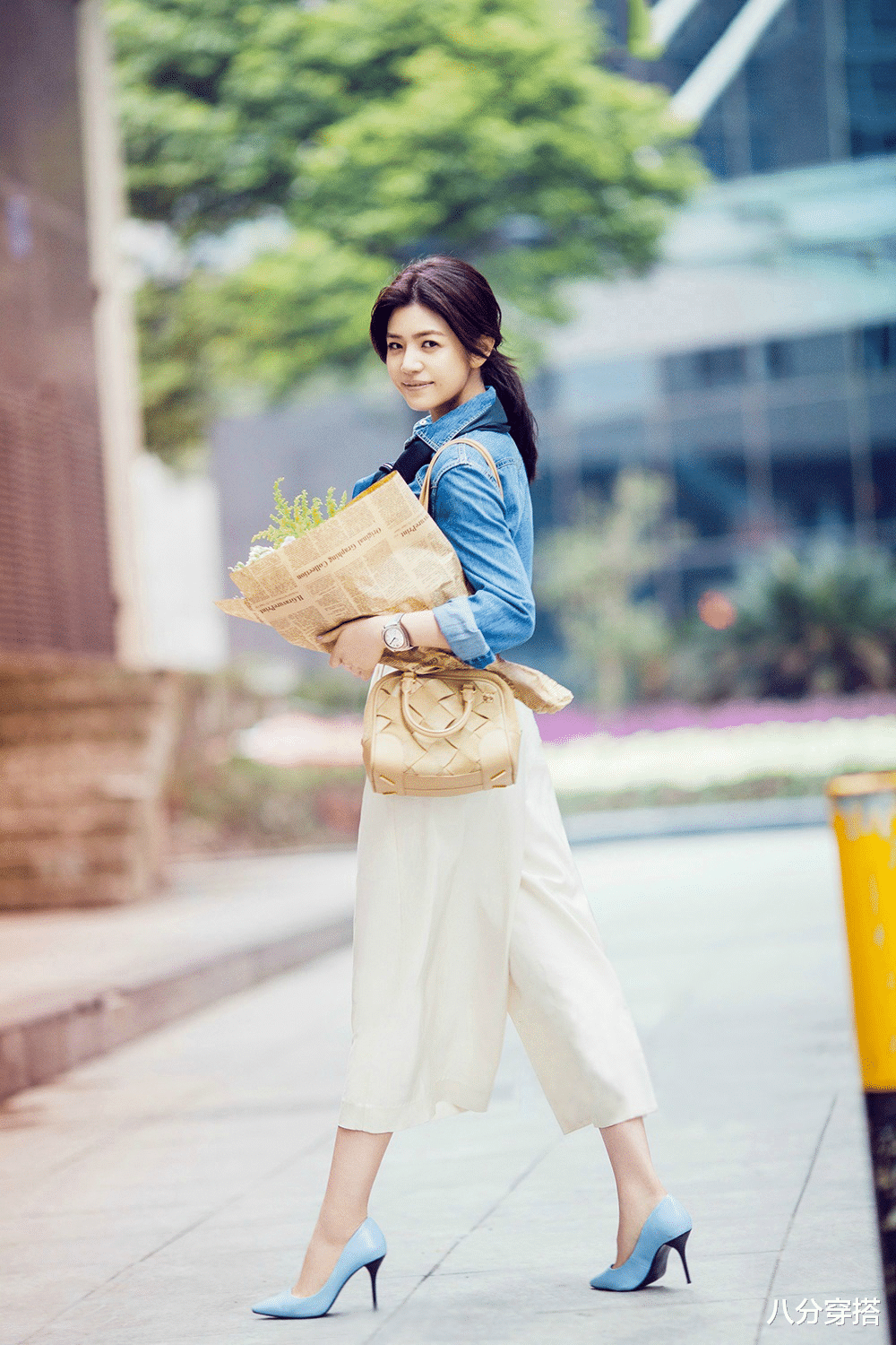 八分穿搭|陈妍希又美出圈了,穿紫色长款风衣白到发光,一般人真驾驭不了