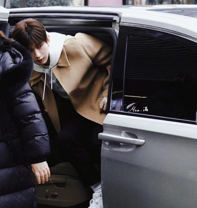 成毅|成毅机场饭拍图被热传，一改疲态，重回《琉璃》巅峰