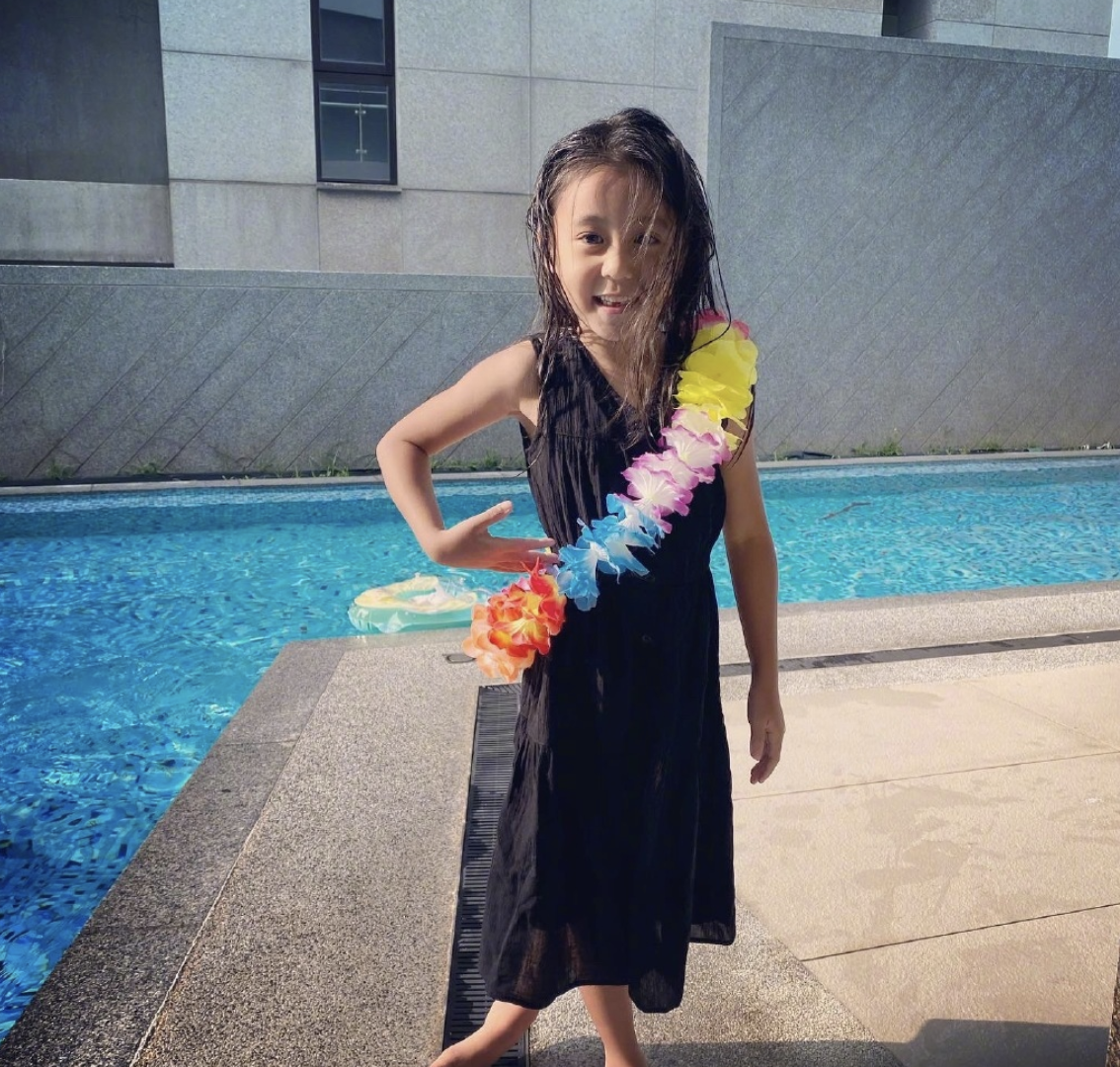 贾静雯|贾静雯久违晒女儿，称她们是自己的人生导师，咘咘烫泡面头像混血