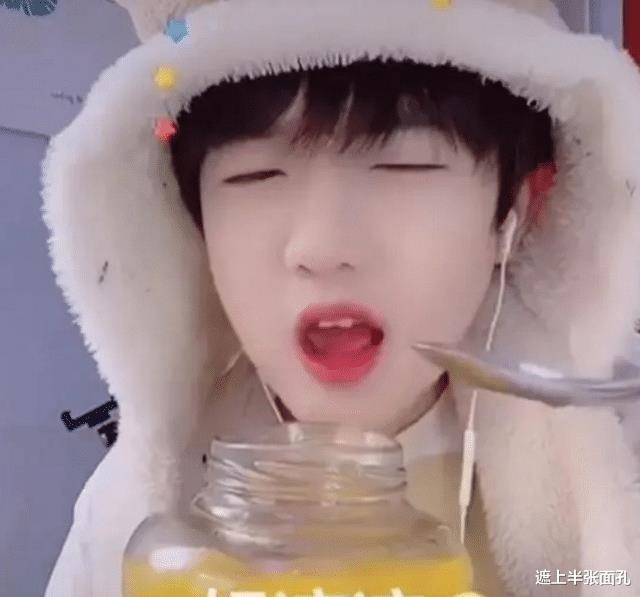 |“吃个桃桃”风小逸为复出，强装硬汉吃桃，一会男一会女令人恶心