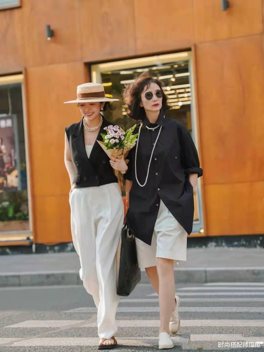 时尚搭配师瓜瓜|“阔腿裤+平底鞋”，才是中年女人该有的打扮，不装嫩不显老还气质