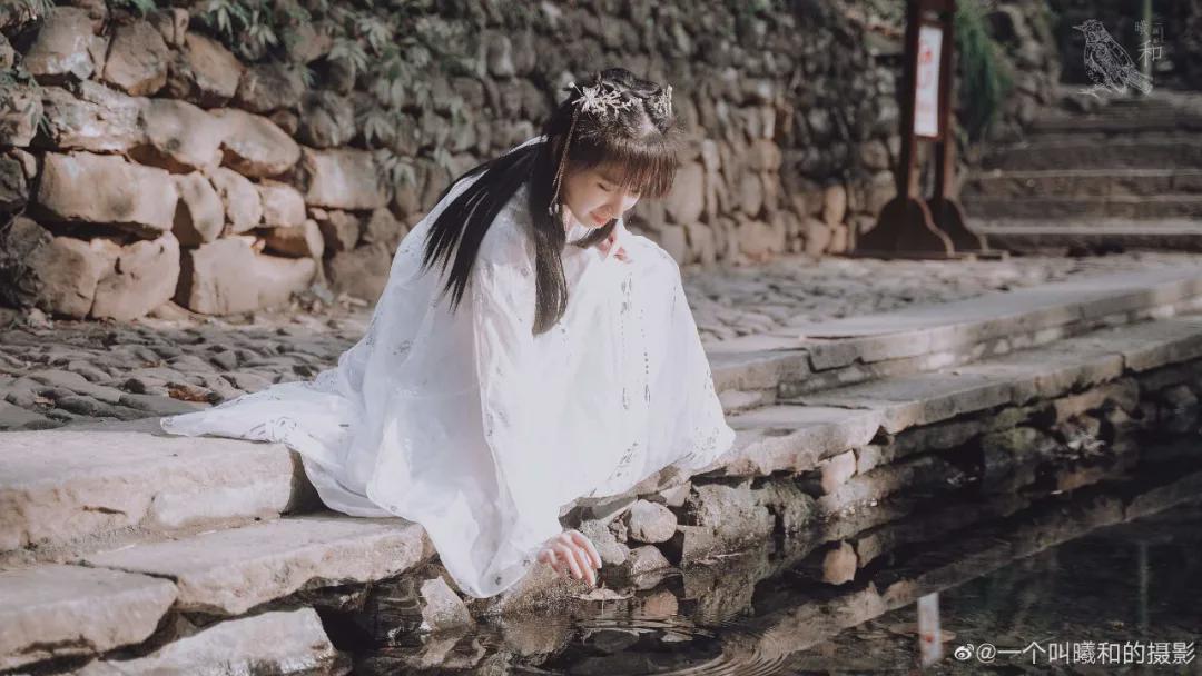 白雪|汉服小仙女：青丝蘸白雪，来路生云烟