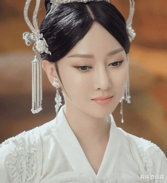 萨顶顶|有种“整容”叫萨顶顶卸妆，神婆变女神，网友：早这样早就火了