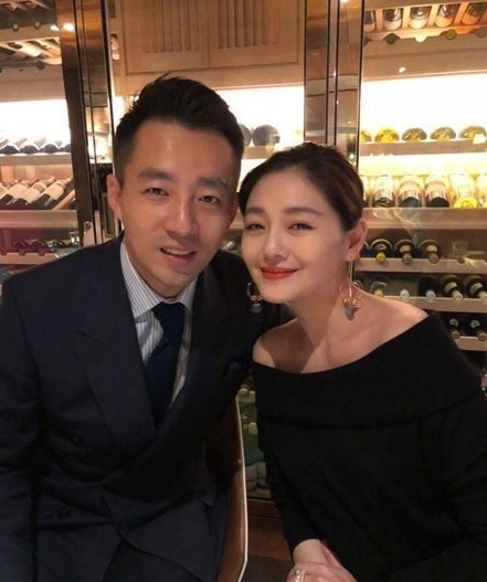 大S|大S官宣离婚，小S评论鼓励姐姐幸福快乐的言论，和老公态度一致