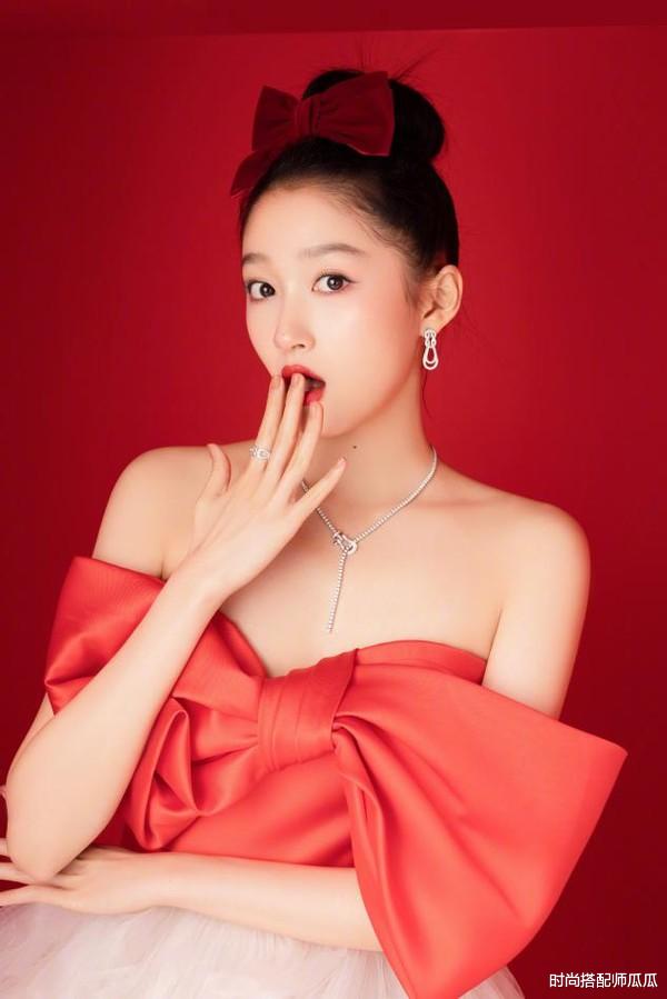 生肖|?关晓彤新造型美多了！清爽高马尾配“蓝耳朵”，鬼马少女元气满满