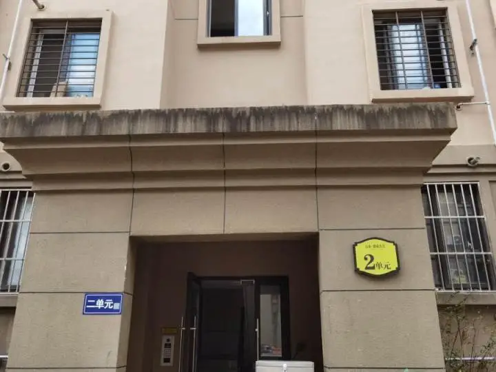 交易|为证“凶宅不凶”，法拍房开启24小时试睡直播！比市场价低60万，超5万人围观仍流拍