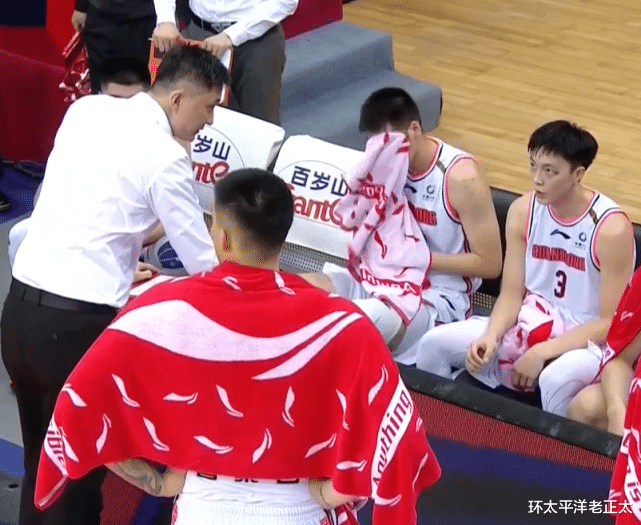广东男篮|来自东北的热情！长春球迷围堵广东大巴，高喊“你下来啊”，广东队差点误会，周鹏笑了