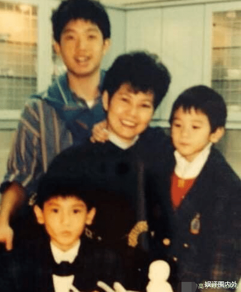 高以翔|35岁演员高以翔去世，哥哥高宇桥晒三兄弟童年照庆母亲节，寄托哀思悼念他