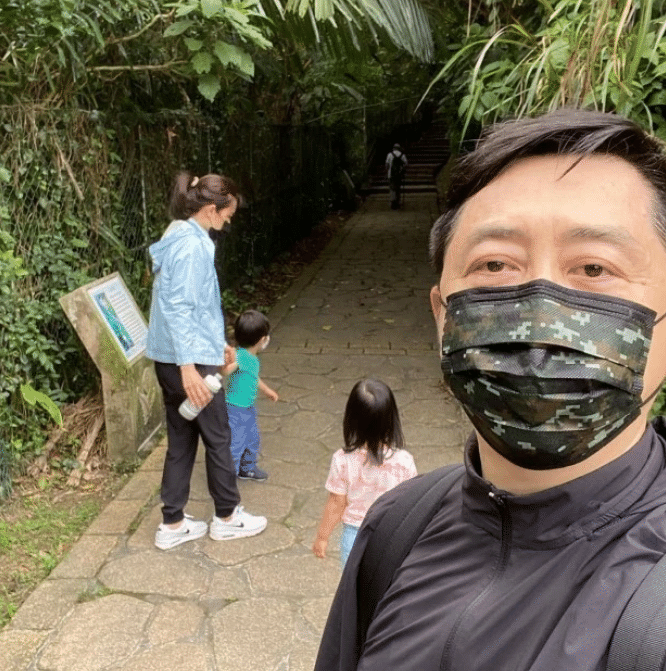 运动 庾澄庆公开4岁女儿美甲杰作，称赞爱女是天才，开心到笑出皱纹