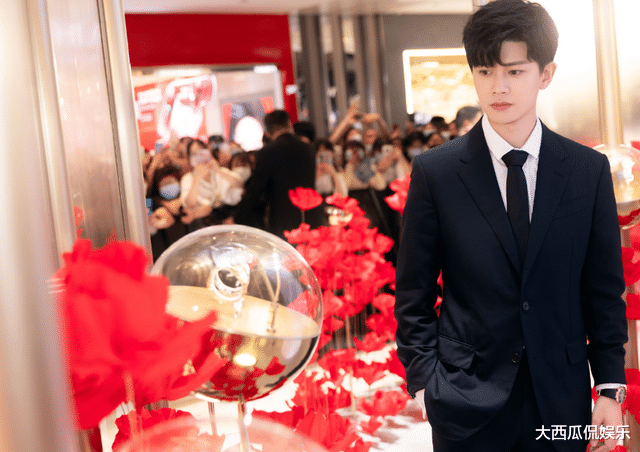 任嘉伦|《不说再见》热度依旧，任嘉伦又一新剧来袭，看清阵容：收视稳了