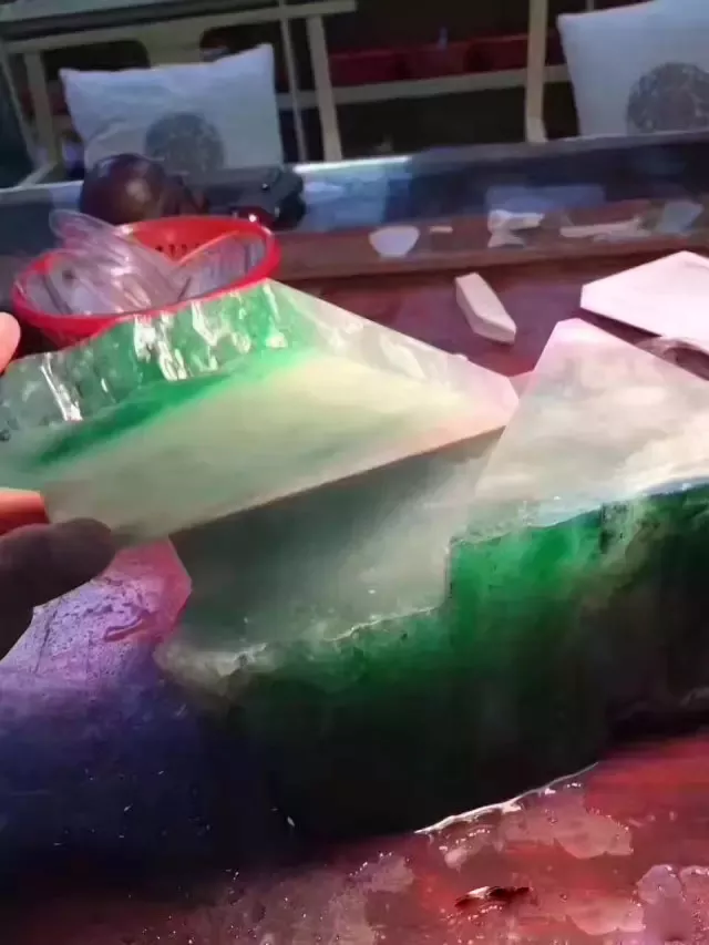 翡翠|叫价5亿的翡翠原石！却一只满色手镯都取不出来？