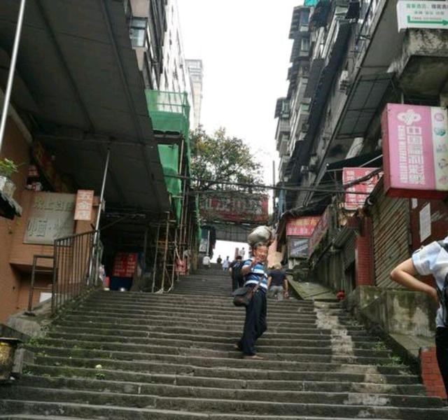 重庆奇案:玩暧昧丈夫与女搭档不清不楚,意难平妻子深夜挥刀断恨