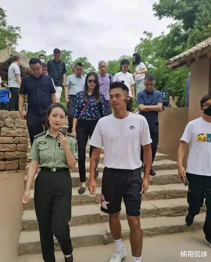 林丹|奥运冠军林丹一家六口游延安，获高规格接待，妻子穿着干练很严肃