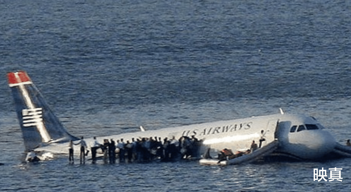 伯格|2009年哈德逊河奇迹：飞机成功在河面上迫降，机长成全美英雄