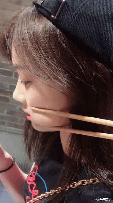 女朋友最近减肥，发过来照片问我哪里胖？网友回复破防了哈哈哈