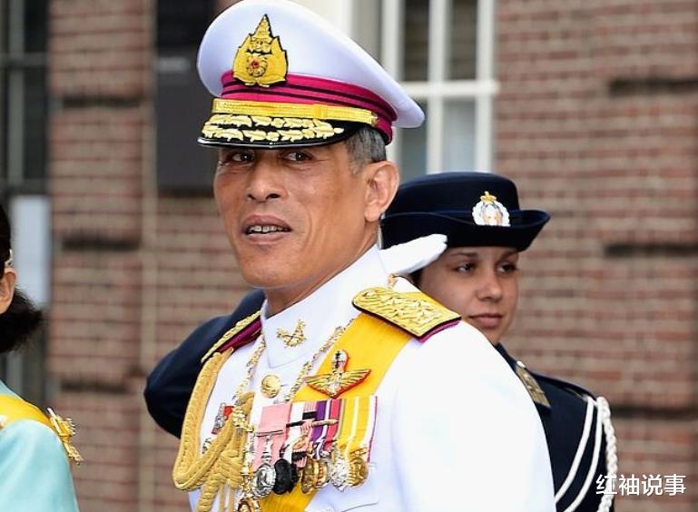 苏提达|提拉蓬泳装照好惊艳，身材骨感没一点赘肉，难怪被69岁泰王独宠