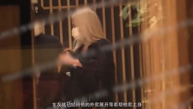 徐克|71岁名导徐克与女友深夜约会，牵手搭肩显亲密，女方染白发太抢镜