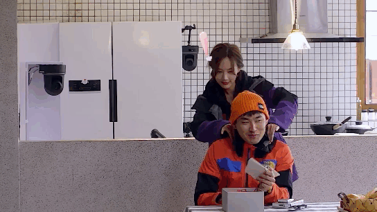 王彦霖|王彦霖恋情公开！女友是李佳航没得到的女孩，网友：李一桐实惨！