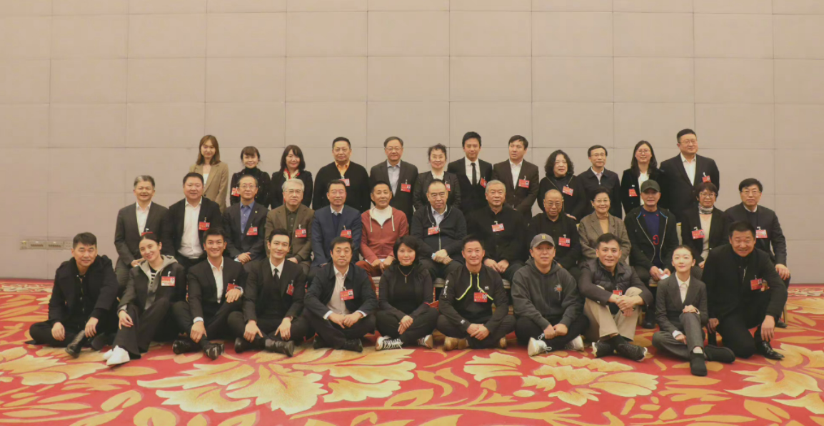 陈道明|66岁陈道明参加会议！穿一身运动红衣好亮眼，手机壳老旧显简朴