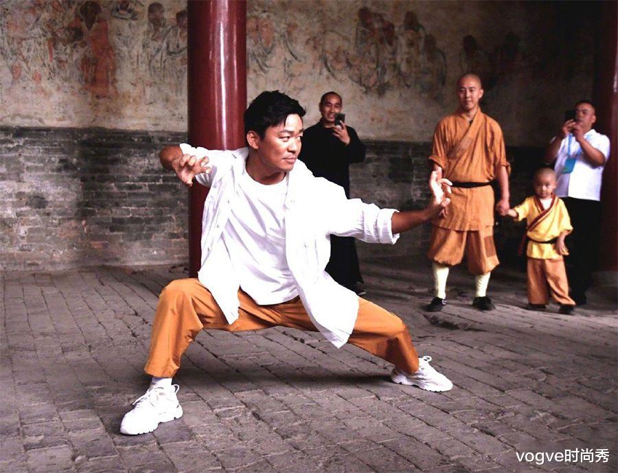 王宝强|王宝强重回少林寺，剃光了头发后，放心家里的大长腿女友吗？