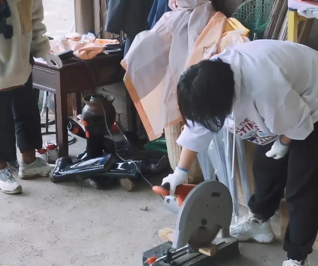 李雪琴|《向往5》下期迎来最勤劳嘉宾，抓鸡拿蛋不矫情，连木工活都拿手