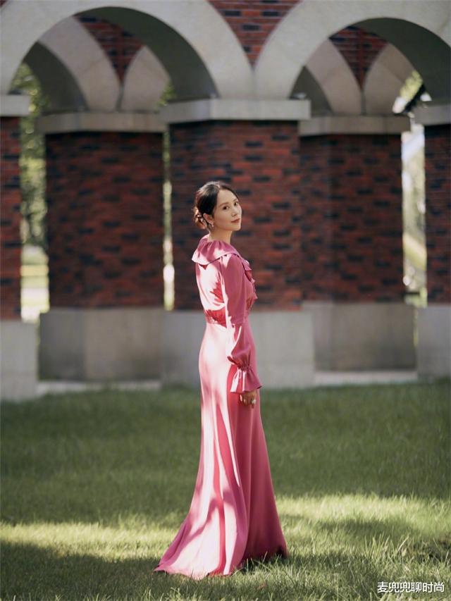 麦兜兜聊时尚|别再穿运动裤了，显土！4、50岁女人都流行这样穿，优雅又时髦