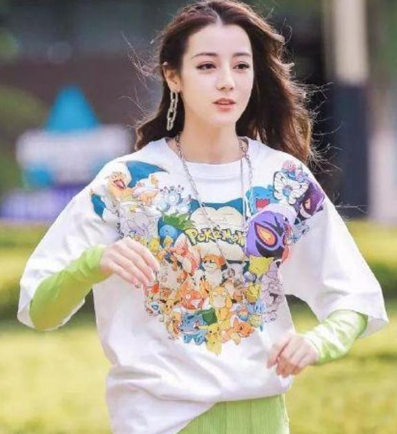 迪丽热巴|热巴嫌冷，把小腿袜提到大腿当秋裤，腿根挤出的肉看得尴尬癌犯了