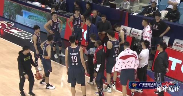 杜锋|险些玩脱！杜锋不合理阵容被批评，威姆斯差点背锅，阿联苦笑登场！