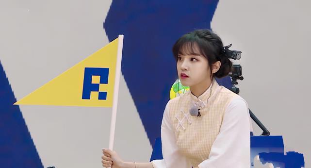 王宝强|李晨摔倒，脚翘起那刻差点将宋雨琦裙子撩开，女方救场过于机智