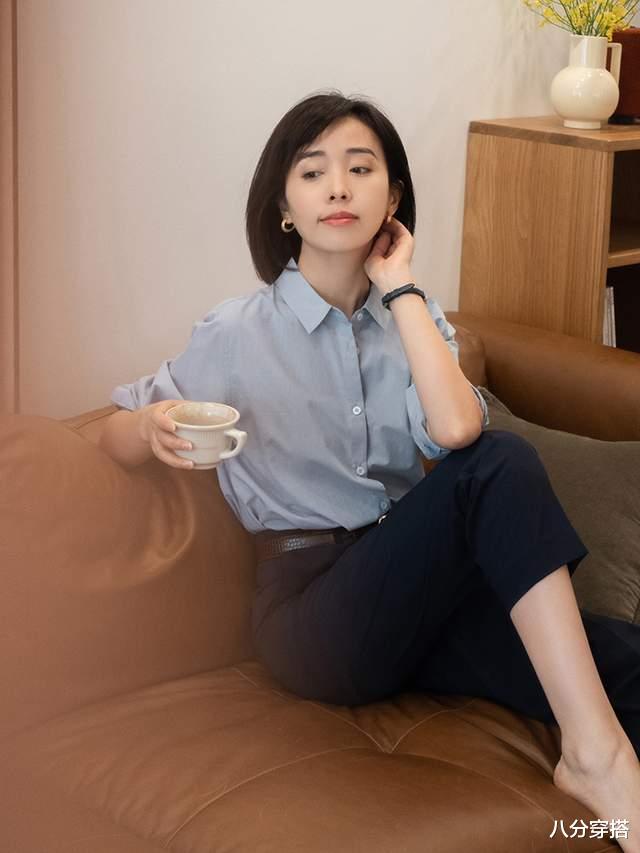 八分穿搭|35岁的女人建议多尝试简约风，浅蓝色衬衫搭配西装裤，高级时髦