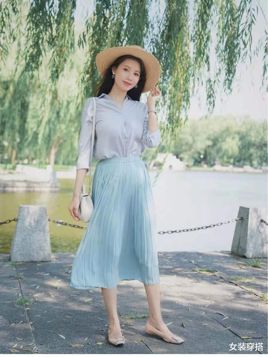 女装穿搭|百褶长裙搭配什么上衣和鞋子