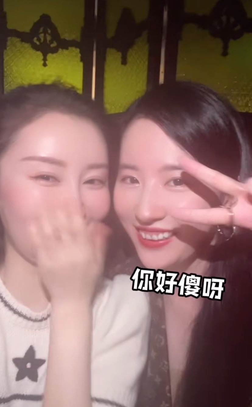 刘亦菲|刘亦菲与舒畅再聚，自觉躲镜头显娇羞，十八年闺蜜情尤为可贵