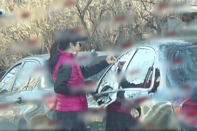 王宝强|72岁王刚陪嫩妻及12岁儿子跑步，一度体力不济，太太露素颜气质动人