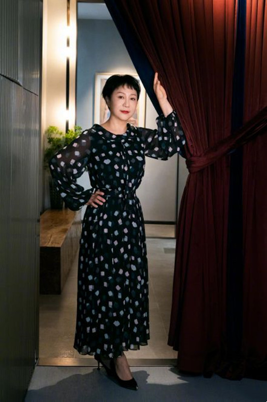 猫姐穿搭经|杨紫妈妈短发也挺有魅力，穿波点裙气质优雅，难怪杨紫喊“贵妇”