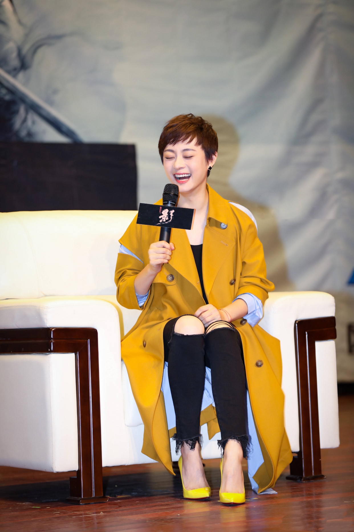 孙俪|孙俪终于穿对一次，“假两件”拼接风衣个性时髦，尽显知性大方