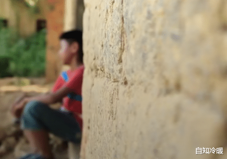 自知冷暖|男孩在大伯家住6年，一心想找妈妈回家，可被邻居说出原因，孩子绝望了