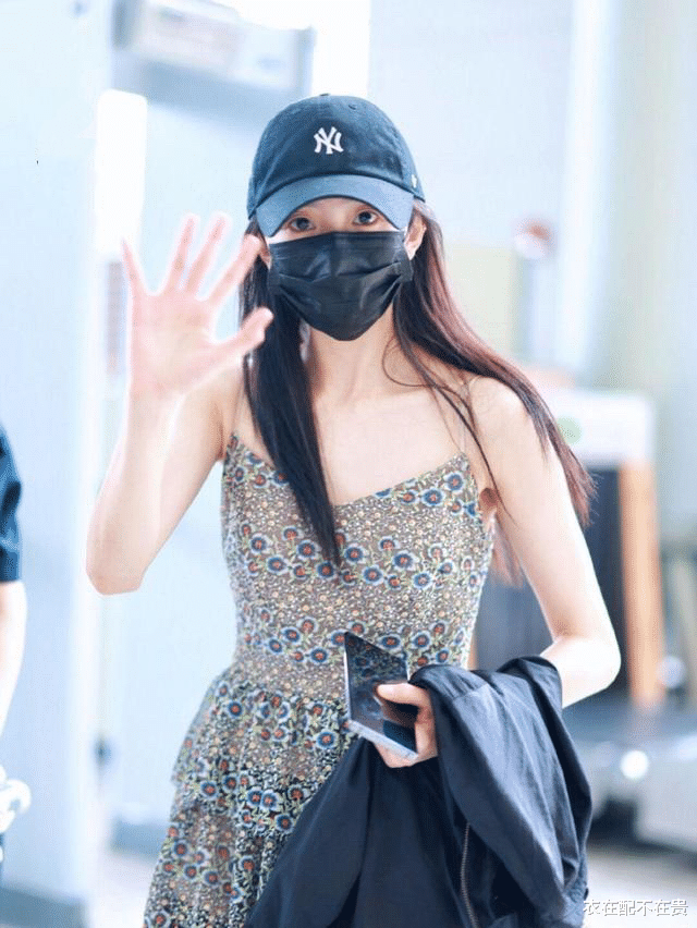 衣在配不在贵|刘浩存挺懂打扮,穿千元蛋糕裙显清纯,200元的联名款帽子也很潮