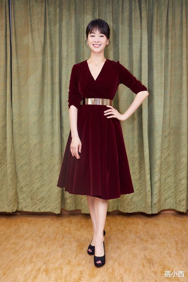 发型|左小青的身材顶呱呱，“真空”穿西装裙配妹妹头，宛如女团尤物