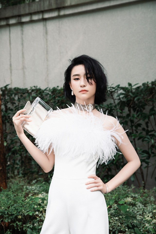 BiuFashion 何超莲不愧是富家千金，穿衣打扮真挺高级，简单的裙装也有女人味