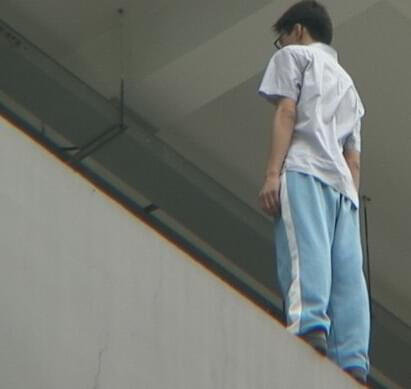 洁希亚国际洗衣 初二学生违纪被老师罚站，跳楼坠亡，家长：没在第一时间通知我们