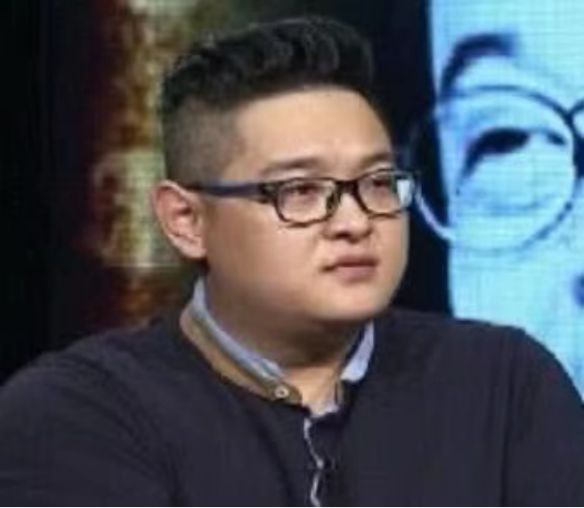 张一山|父亲去世半个娱乐圈到场，张一山每年陪其扫墓，今25岁比先父还要红