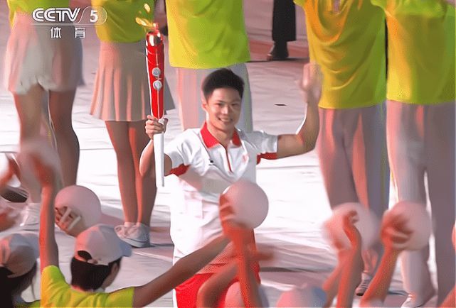 全球时尚风行|双金得主杨倩了不得!点燃全运会主火炬比巨星有范,马龙苏炳添帅气登场
