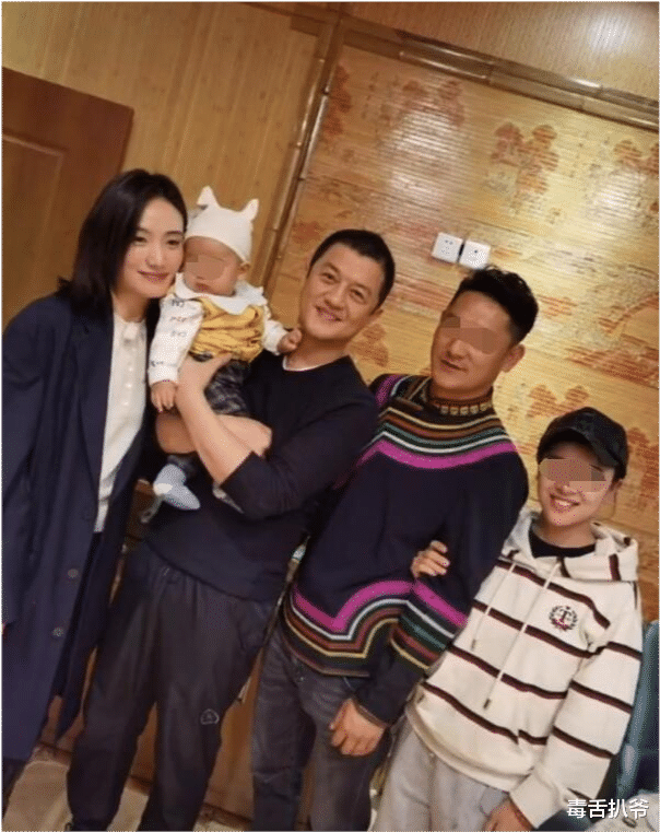 李亚鹏|李亚鹏带女友回家过年，两人合体拍写真秀恩爱，女方气质神似王菲