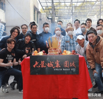 殷桃|众港星出席新戏开机！69岁洪金宝拄拐杖心情佳，林峯留胡子显野性