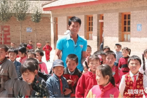 小彩旗|古天乐捐建的小学被荒废，到处长满杂草，无人收拾打理